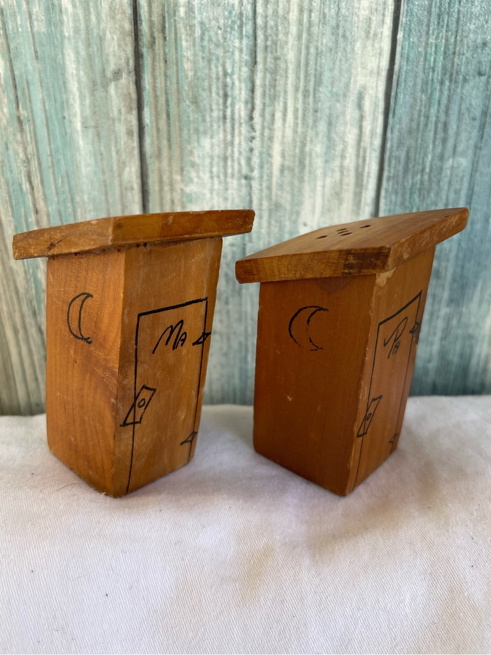 Wooden Ma & Pa Outhouse Salt @ Pepper Shakers (no plugs) Good Condition